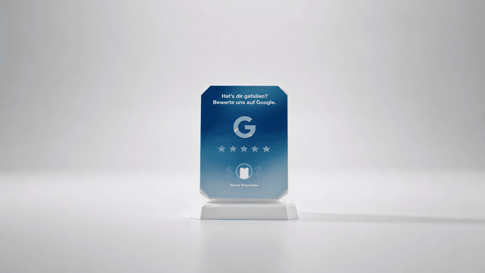 Scanless NFC-Aufsteller mit Google-Bewertungsaufruf vor hellem Studiohintergrund